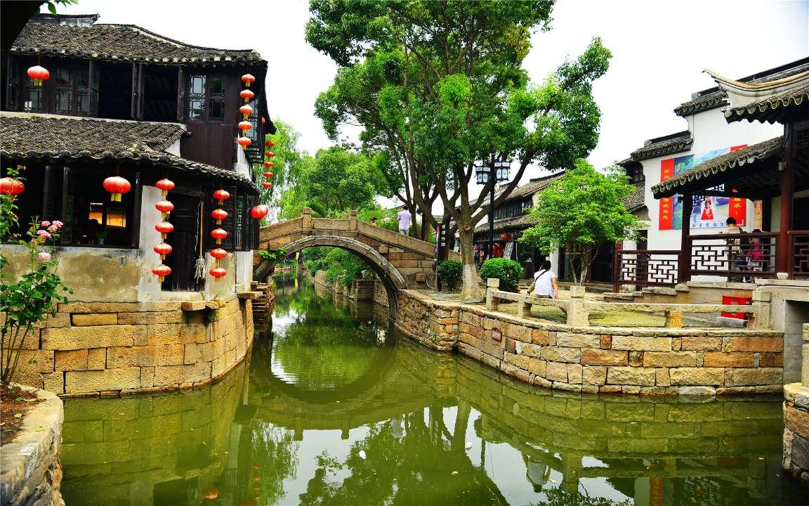 卡车司机因大雪滞留在高速上，当地镇府和热心村民为他们送来吃的